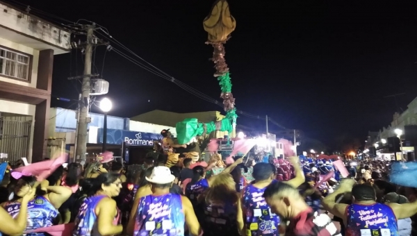 Público comparece em bom número para o desfile dos blocos em Rio Branco